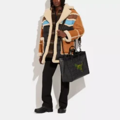 Coach FIELD TOTE 40 IN SIGNATURE CANVAS WITH REXY -Fashion Comprehensive cf077 chr a91