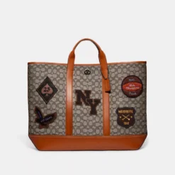 Coach TOBY TURNLOCK TOTE IN SIGNATURE TEXTILE JACQUARD WITH VARSITY PATCHES