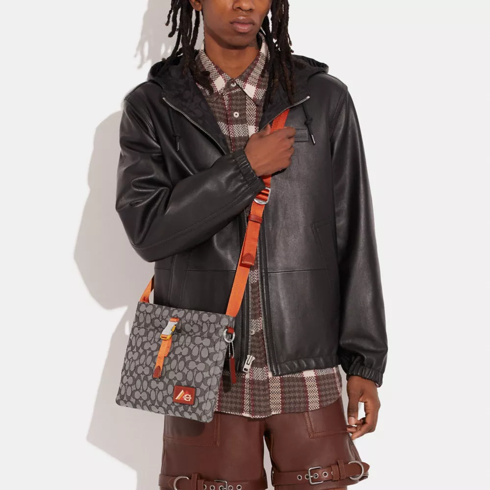 Coach UTILITY SLIM MESSENGER IN SIGNATURE JACQUARD 6 Coach UTILITY SLIM MESSENGER IN SIGNATURE JACQUARD - Image 4